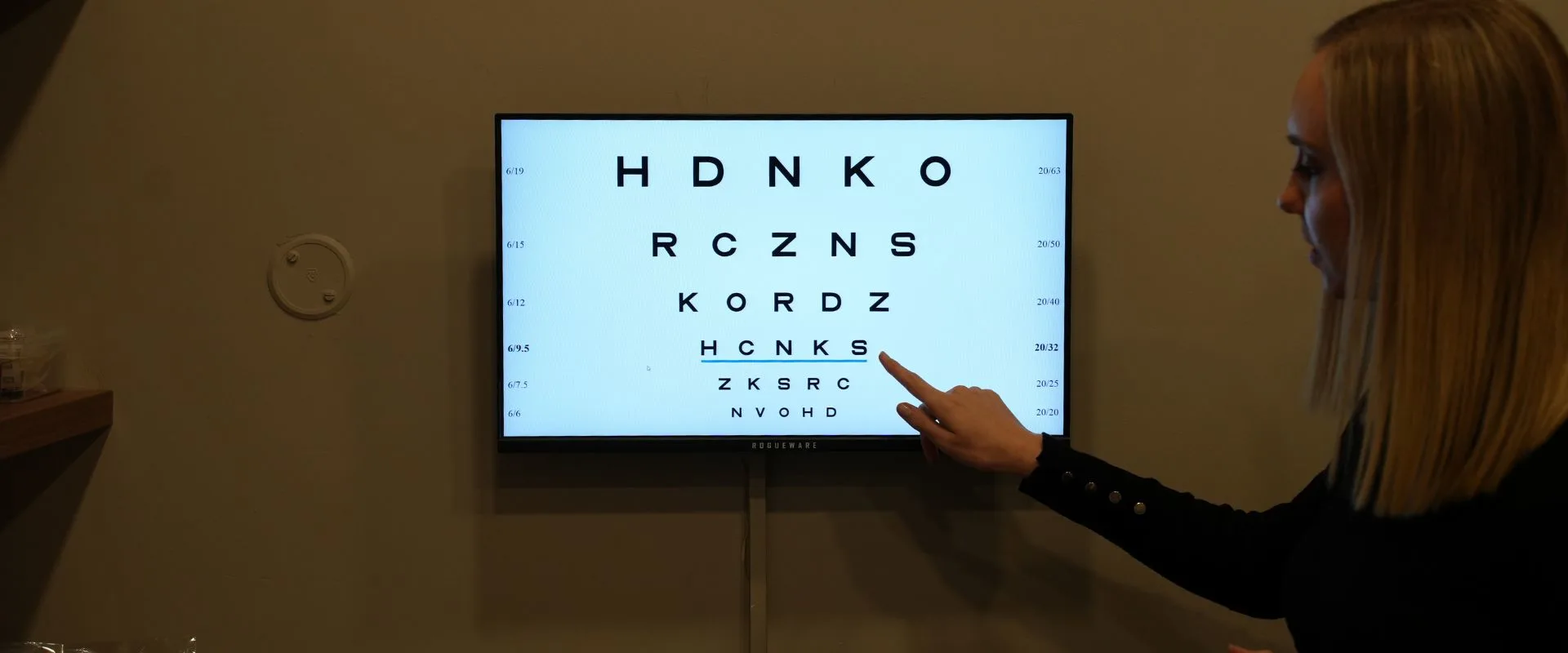 Driver's license eye test Snellen chart being read at Reza Ferreira Boutique Optometrists